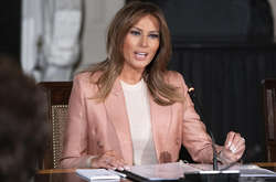 Звездный пример:как носить розовый брючный костюм