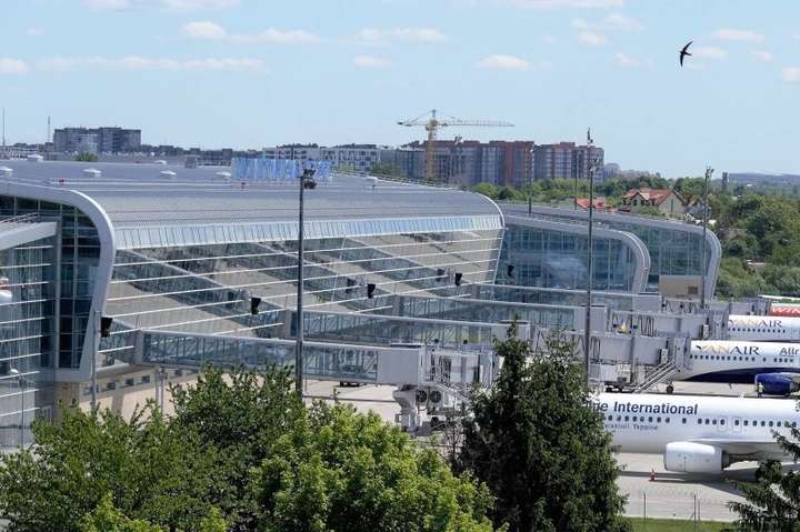 В аеропорту Львова працівника вдарило струмом