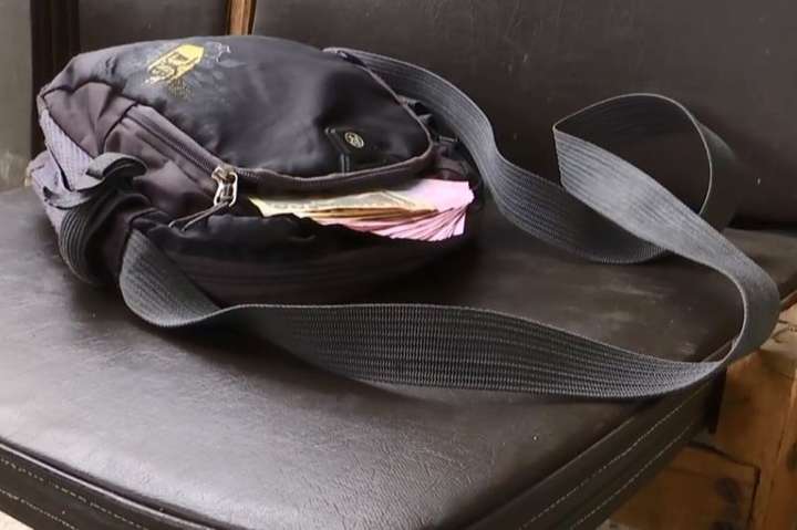 Школярка знайшла сумку, в якій було 150 тис. грн, і повернула її власнику