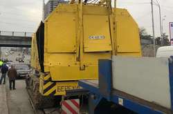 Трала, на якому перевозився гусеничний кран RDK-25, пошкодив балку шляхопроводу