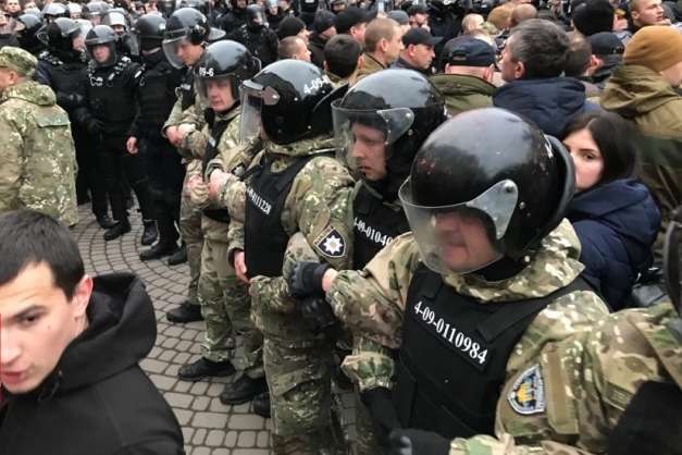 В Івано-Франківську на мітингу Порошенка місцеві протистояли «Нацдружинам»