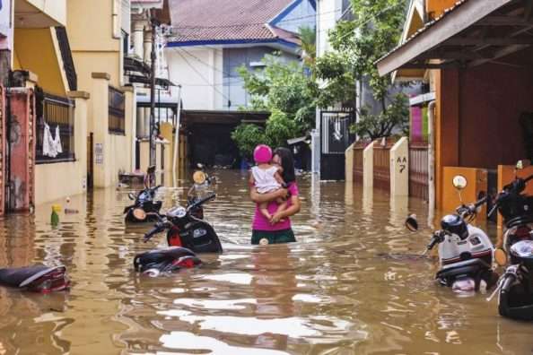 ﻿ В Індонезії кількість загиблих від повені зросла до 104 осіб