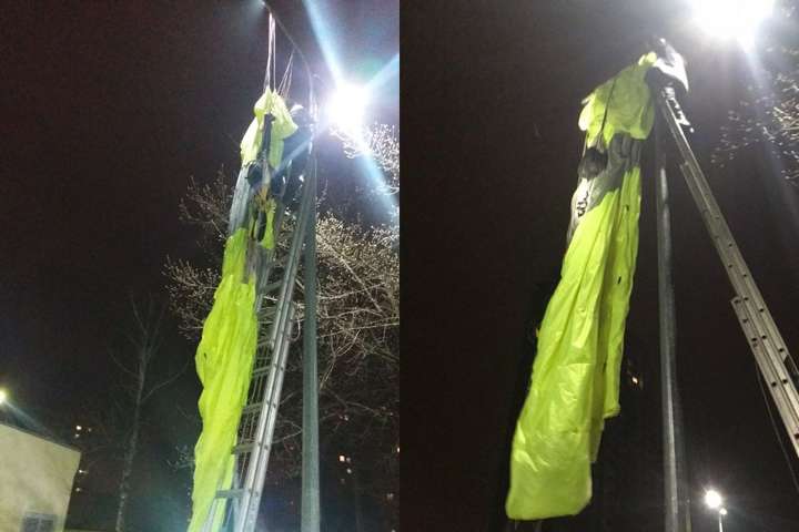 У Києві чоловік стрибнув з багатоповерхівки з парашутом і повис на стовпі
