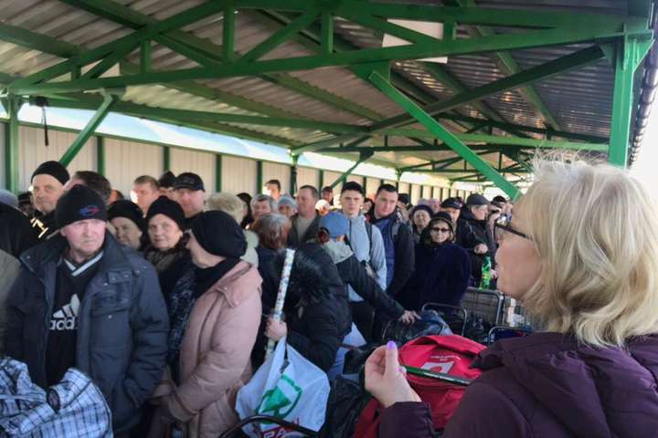 Омбудсмен <span>Людмила Денісова 20 березня поспілкувалась з людьми на КППВ, що на Донбасі </span> - Окупанти запустили «фейк» про закриття КПВВ на Донбасі у день виборів