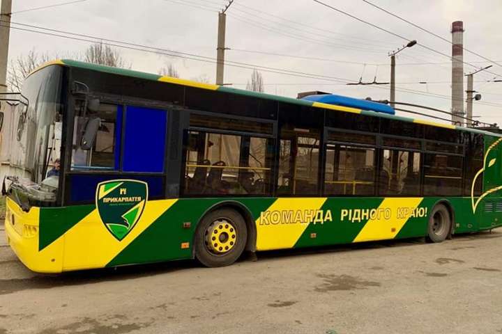 В Івано-Франківську розмалювали тролейбус символікою футбольного клубу «Прикарпаття» (фото)