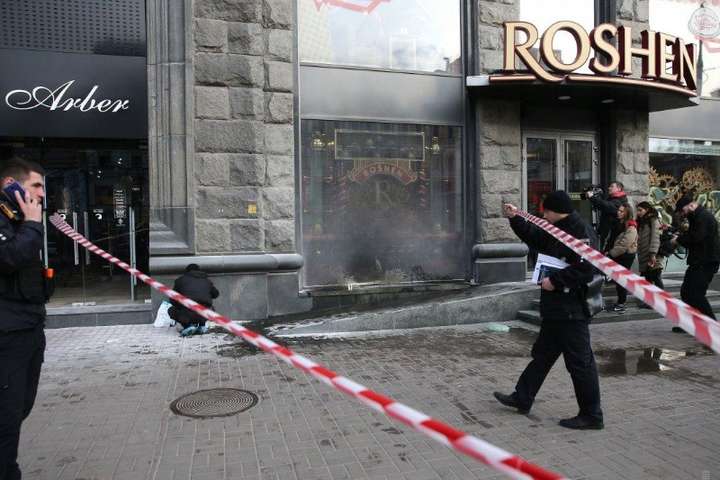 <p>Магазин Roshen на Хрещатику загорівся 18 березня</p> - Підозрюваного в підпалі магазину Roshen на Хрещатику посадили під домашній арешт