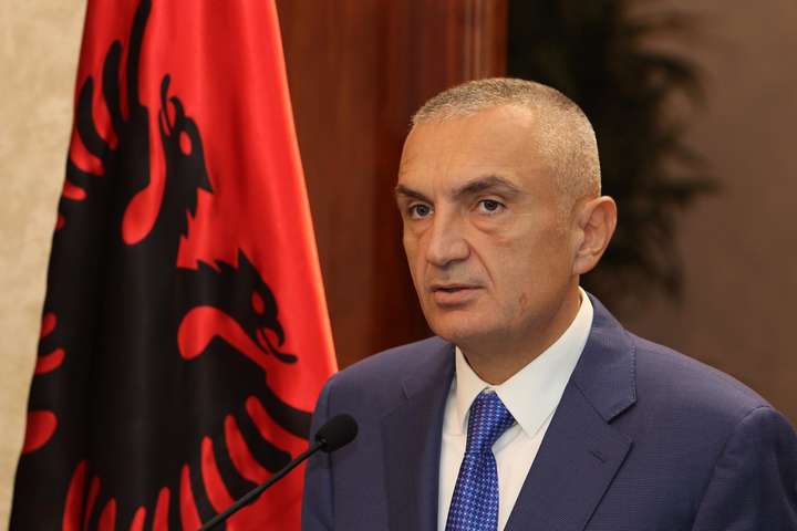 Президент Албанії висловив готовність піти у відставку та «пожертвувати життям» 
