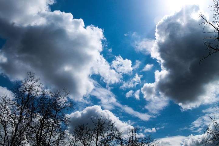 Мінлива хмарність та без опадів: прогноз погоди на сьогодні