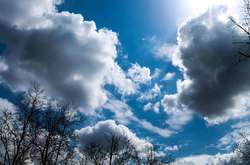 Мінлива хмарність та без опадів: прогноз погоди на сьогодні
