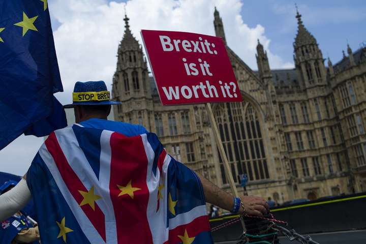 Опитування: 90% британців назвали затяжний вихід з ЄС приниженням країни