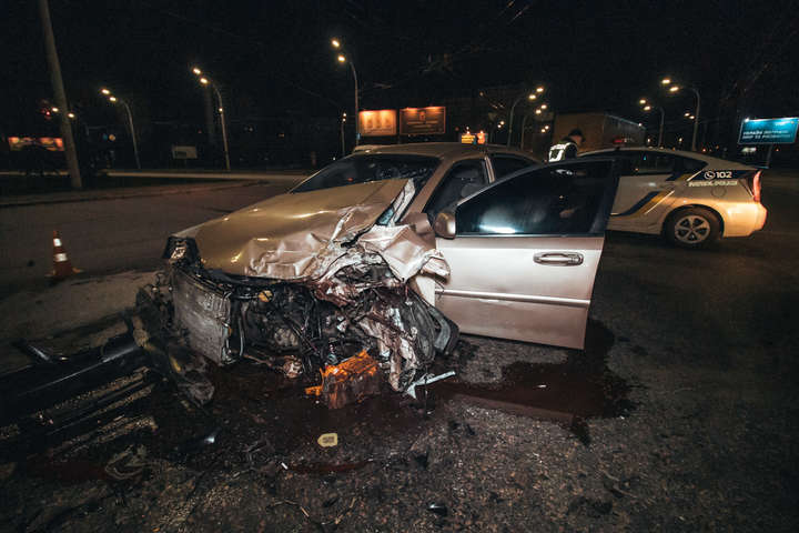 Деталі авто по всій дорозі: у Києві Chevrolet протаранив Honda (фото, відео)