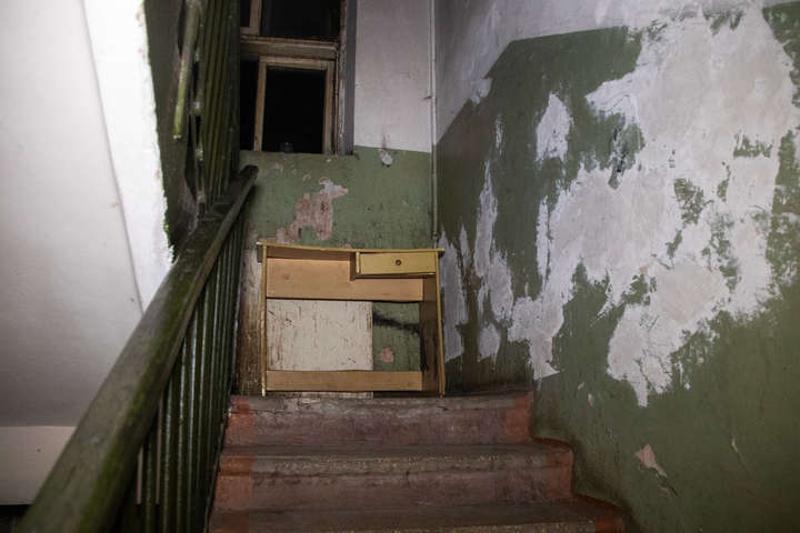 На сходах будинку в Києві виявили тіло чоловіка