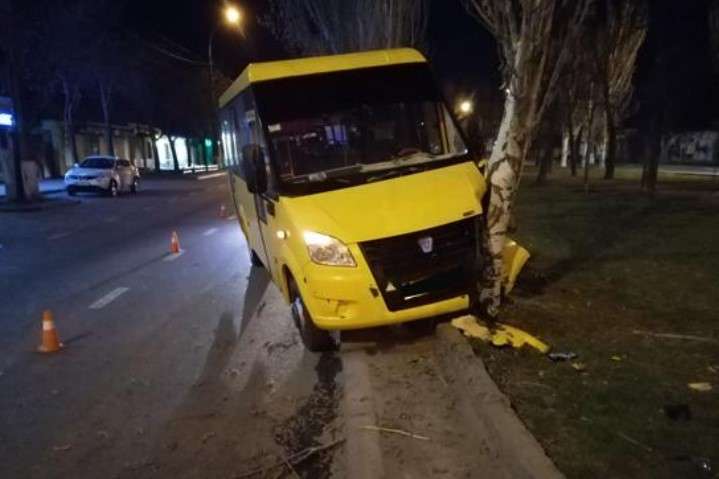 У Миколаєві маршрутка з пасажирами врізалась у дерево 