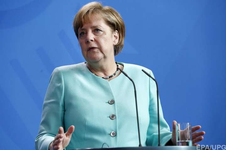 Меркель має зустрітися з Путіним на форумі громадських товариств