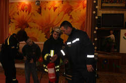 Вогнеборці показали вихованцям будинку-інтернату спеціальне оснащення