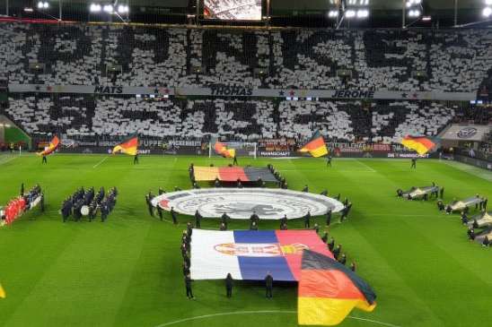 Фанати збірної Німеччини яскравим перформансом подякували Хуммельсу, Мюллеру і Боатенгу