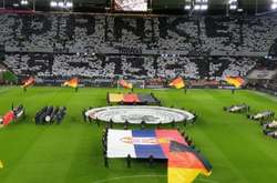 Фанати виклали на трибуні слово «Дякуємо» і номера, під якими гравці виступали за збірну - 5, 13 і 17