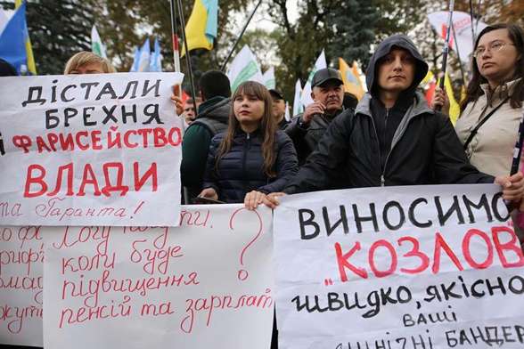 Українці стали лідерами у рейтингу недовіри до влади – опитування