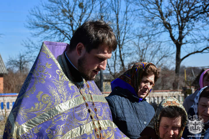 На Вінниччині батюшка Московського патріархату не віддає церкву селянам, вони моляться на вулиці