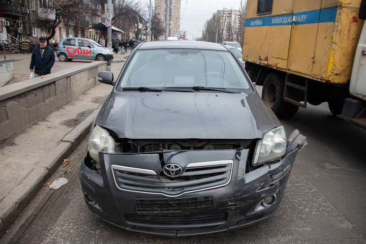 У Києві водій Toyota влаштував ДТП з тягачем, тролейбусом і легковиком 