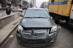 Фура протягла «японця» кілька метрів і відправила у відбійник