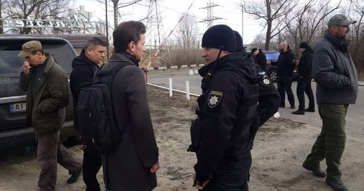 Охоронці Медведчука кілька годин тримали журналістів в лісі 