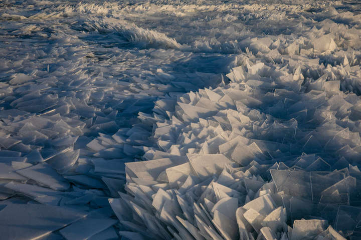 Фантастическое зрелище: в США замерзшее озеро Мичиган «разбилось» на миллионы обломков