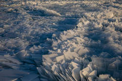 Фантастическое зрелище: в США замерзшее озеро Мичиган «разбилось» на миллионы обломков