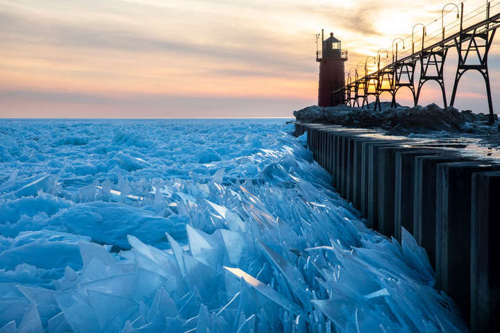 Фантастичне видовище: у США замерзле озеро Мічиган «розбилося» на мільйони уламків