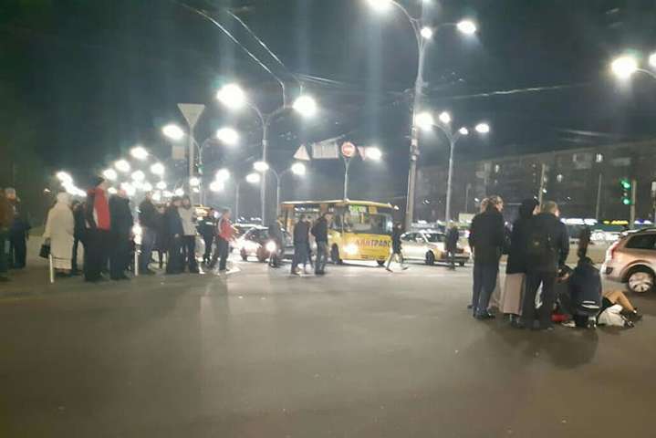 В Киеве автобус сбил трех женщин, переходивших дорогу на зеленый свет (видео)
