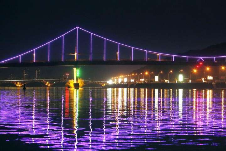Пішохідний міст через Дніпро у Києві підсвітять фіолетовим кольором