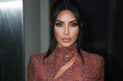 50 оттенков серого: Ким Кардашьян заметили на прогулке в Лос-Анджелесе