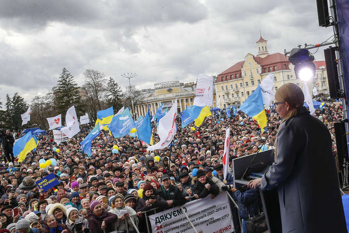 Тимошенко закликала українців брати приклад з Тарути, який її підтримав