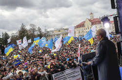 Тимошенко закликала українців брати приклад з Тарути, який її підтримав