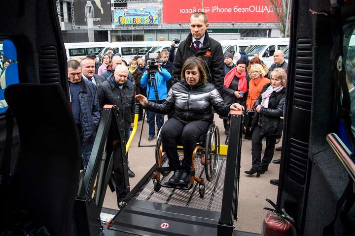 Для людей на інвалідних візках в Україні з'явиться спеціальна служба перевезень 