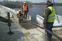 Дорожники  проводять роботи із заведення пучків арматури в проектні канали 