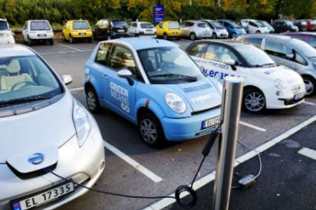 У Норвегії таксисти на електрокарах першими в світі зможуть заряджати автомобілі без дротів