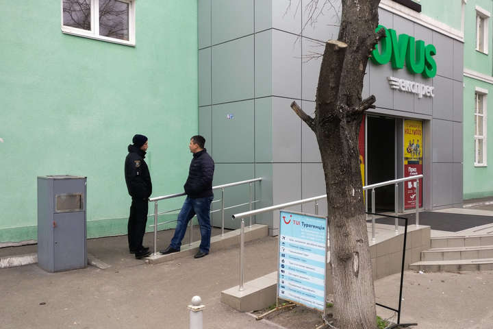 Біля супермаркету в Києві знайшли «гранату»
