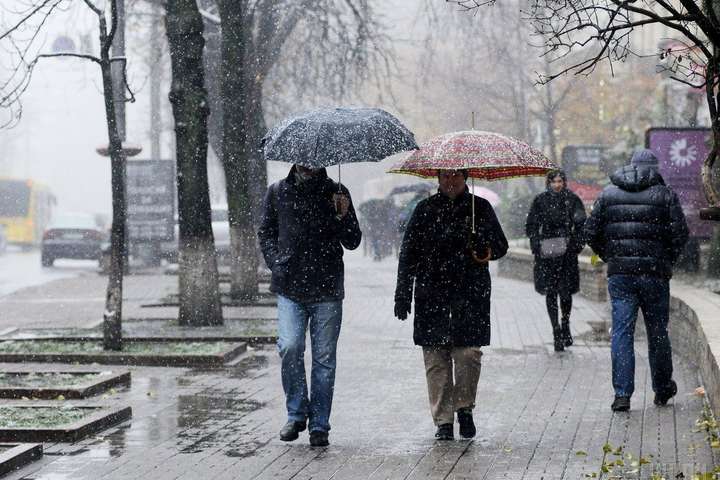 Погода на суботу: синоптики попередили українців про мокрий сніг та вітер