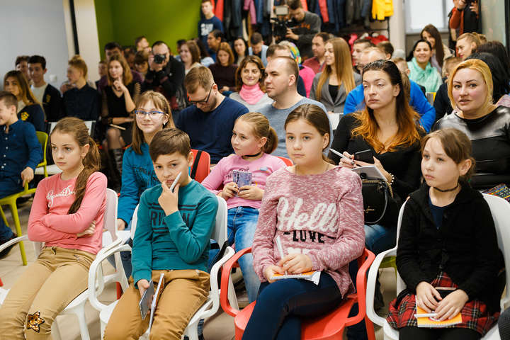Учням вінницьких шкіл презентували проект «Всі з I4C»