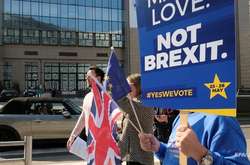 На підтримку петиції виступили такі відомі люди, як актор Х'ю Грант, актриса Дженіфер Сондерс і британський фізик Браян Кокс