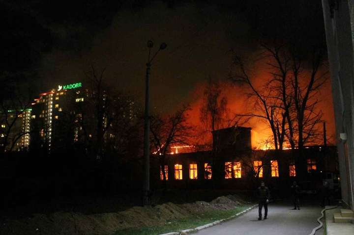 Пожежа на Академічній: біля гуртожитку Юракадемії згорів занедбаний будинок