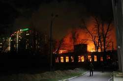 Пожежа на Академічній: біля гуртожитку Юракадемії згорів занедбаний будинок