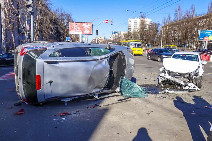 У Києві зіткнулися два таксі: троє постраждалих