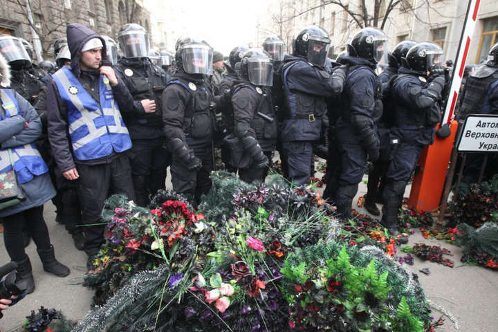У Києві протестувальники закидали поліцію поховальними вінками