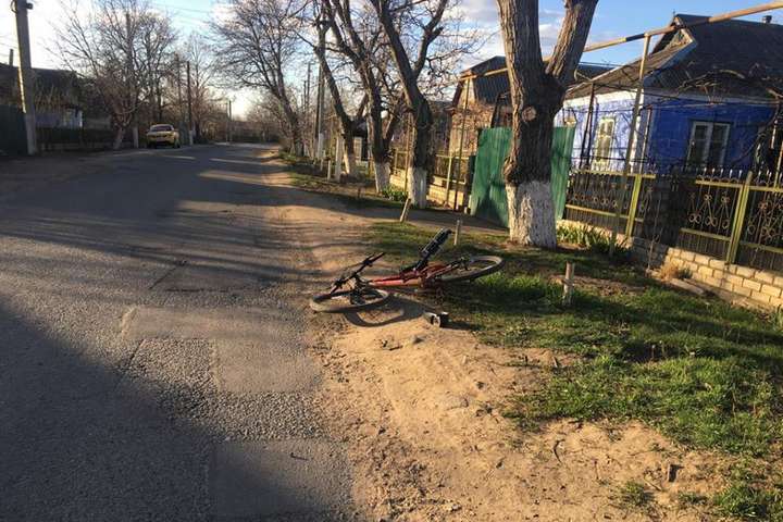 Від удару дзеркало автівки відпало на землю, а зловмисник зник з місця пригоди - Одеська поліція шукає водія, який збив дитину на велосипеді
