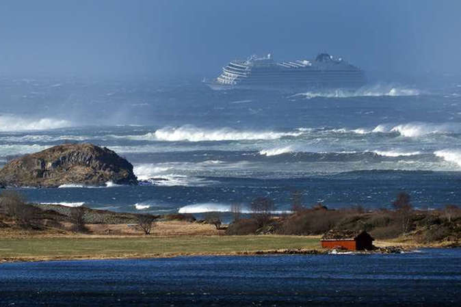 Аварія круїзного лайнера в Норвегії: усі пасажири евакуйовані