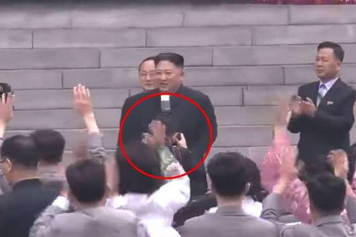 На три секунди затулив лідера нації: у КНДР звільнили фотографа Кім Чен Ина