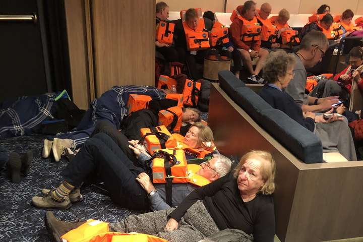 Що відбувалося на борту норвезького круїзного лайнера під час шторму: відео зсередини