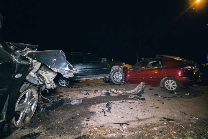 П’яна ДТП на Оболоні: Jeep вилетів на узбіччя і розбив дві автівки (фото, відео)
